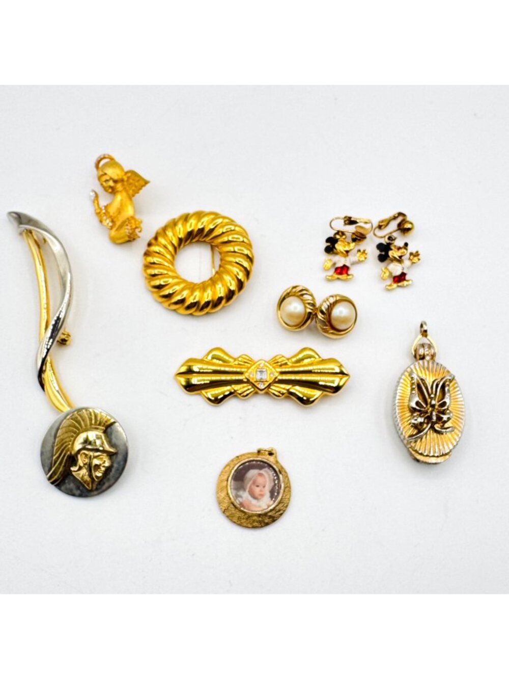Jewelry Gold Tone Brooches and Earrings Lot